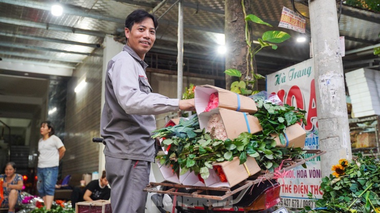 Nông dân làng hoa Mê Linh mất mùa 20/10, &#39;mót&#39; từng bông hồng để bán - 14