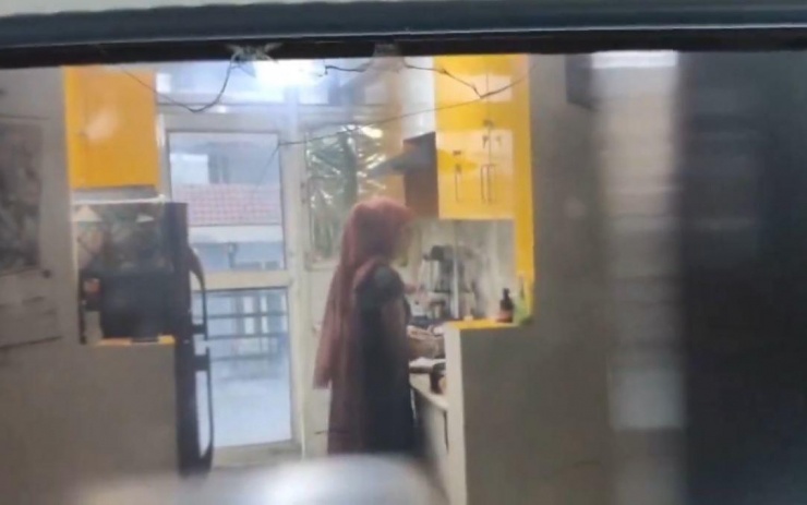 Chủ nhà sốc nặng khi chứng kiến hành động của nữ giúp việc.