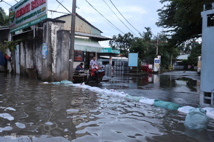 Nhà dân bị &#39;cô lập&#39; ngày triều cường ở TP HCM cao nhất từ đầu năm - 2