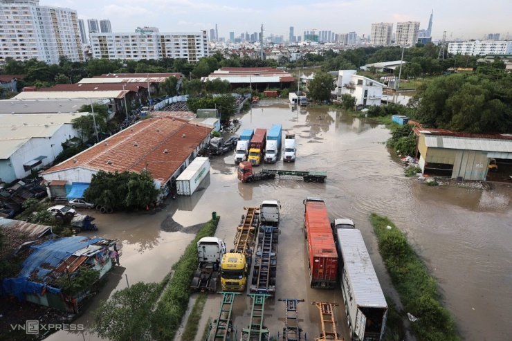 Nhà dân bị &#39;cô lập&#39; ngày triều cường ở TP HCM cao nhất từ đầu năm - 8
