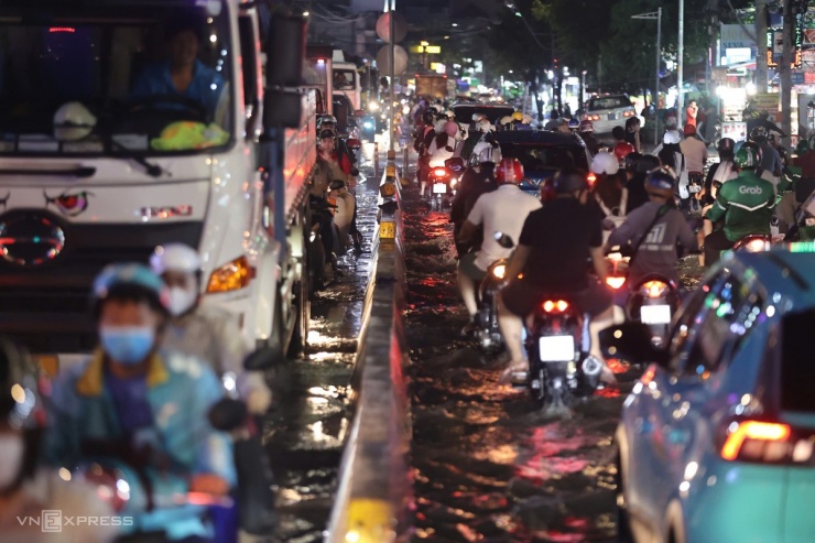 Nhà dân bị &#39;cô lập&#39; ngày triều cường ở TP HCM cao nhất từ đầu năm - 11