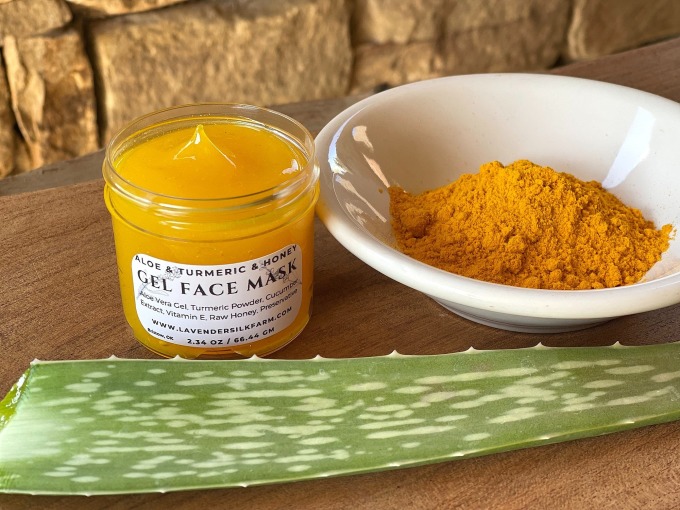 Kết hợp gel lô hội với các nguyên liệu tự nhiên như mật ong, bột nghệ, chanh giúp tăng hiệu quả làm đẹp.