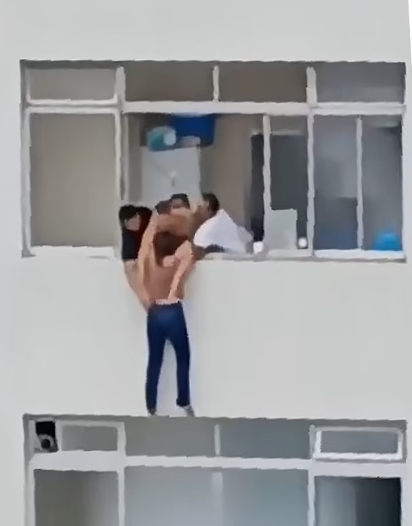 Ba người đàn ông hợp lực cứu người giúp việc. Ảnh cắt từ video
