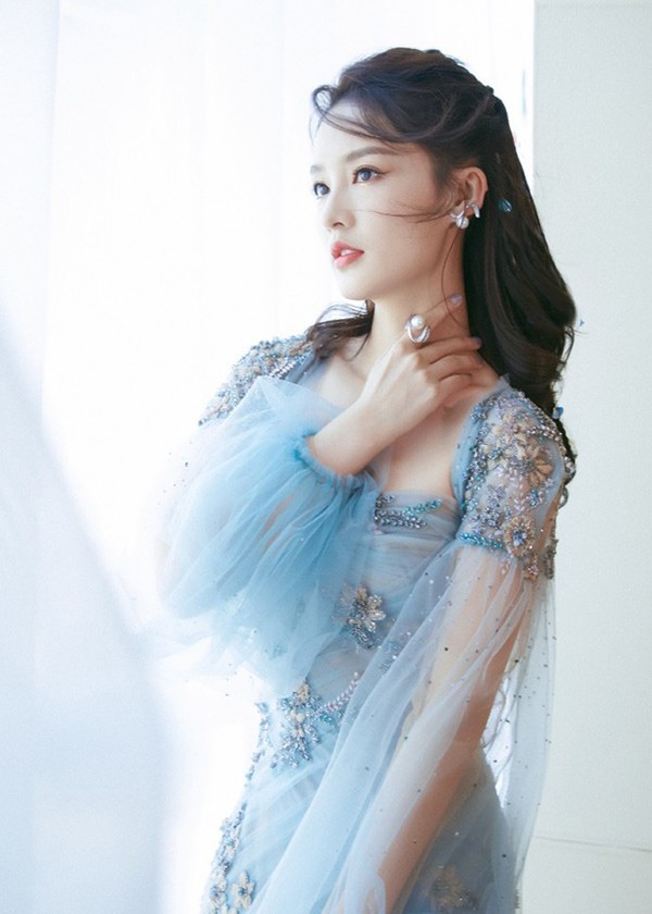 Ngoài uống nước canh, Lý Thấm duy trì thói quen uống nhiều nước mỗi ngày để làm đẹp da. Cô cho thêm một chút muối khi uống để loại bỏ độc tố ra khỏi cơ thể, thải độc cho làn da, ngăn ngừa nổi mụn, không những thế còn có tác dụng làm sạch ruột.