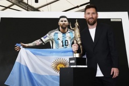 Bóng đá - Messi rạng rỡ trong ngày nhận giải &quot;Cầu thủ nhiều danh hiệu nhất lịch sử&quot;