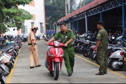 Tin tức trong ngày - Học sinh bật khóc khi CSGT vào tận trường kiểm tra xe máy