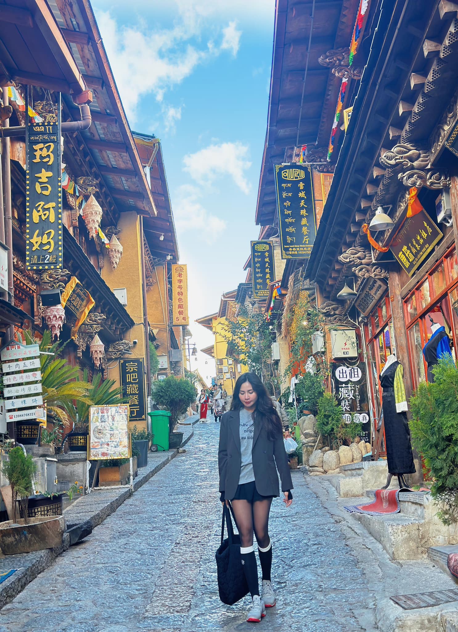 Phạm Hương ghé thăm Thành cổ Dukezong (Dukezong Ancient Town). Đây&nbsp;là một trong những địa danh văn hóa, lịch sử nổi tiếng nhất ở Shangri-La, thuộc tỉnh Vân Nam, Trung Quốc.