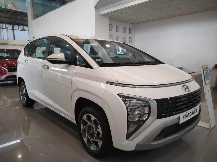 Hyundai Stargazer là dòng xe đa dụng MPV rất phù hợp cho nhu cầu sử dụng của gia đình. Mẫu xe này hiện được phân phối ở Việt Nam với 3 phiên bản khác nhau: Stargazer Tiêu chuẩn, Stargazer X, và Stargazer X Cao cấp. Các phiên bản có giá niêm yết lần lượt là: 489 triệu đồng, 559 triệu đồng, và 599 triệu đồng.&nbsp;
