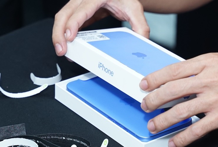 Một iFan đang mở hộp iPhone 16.