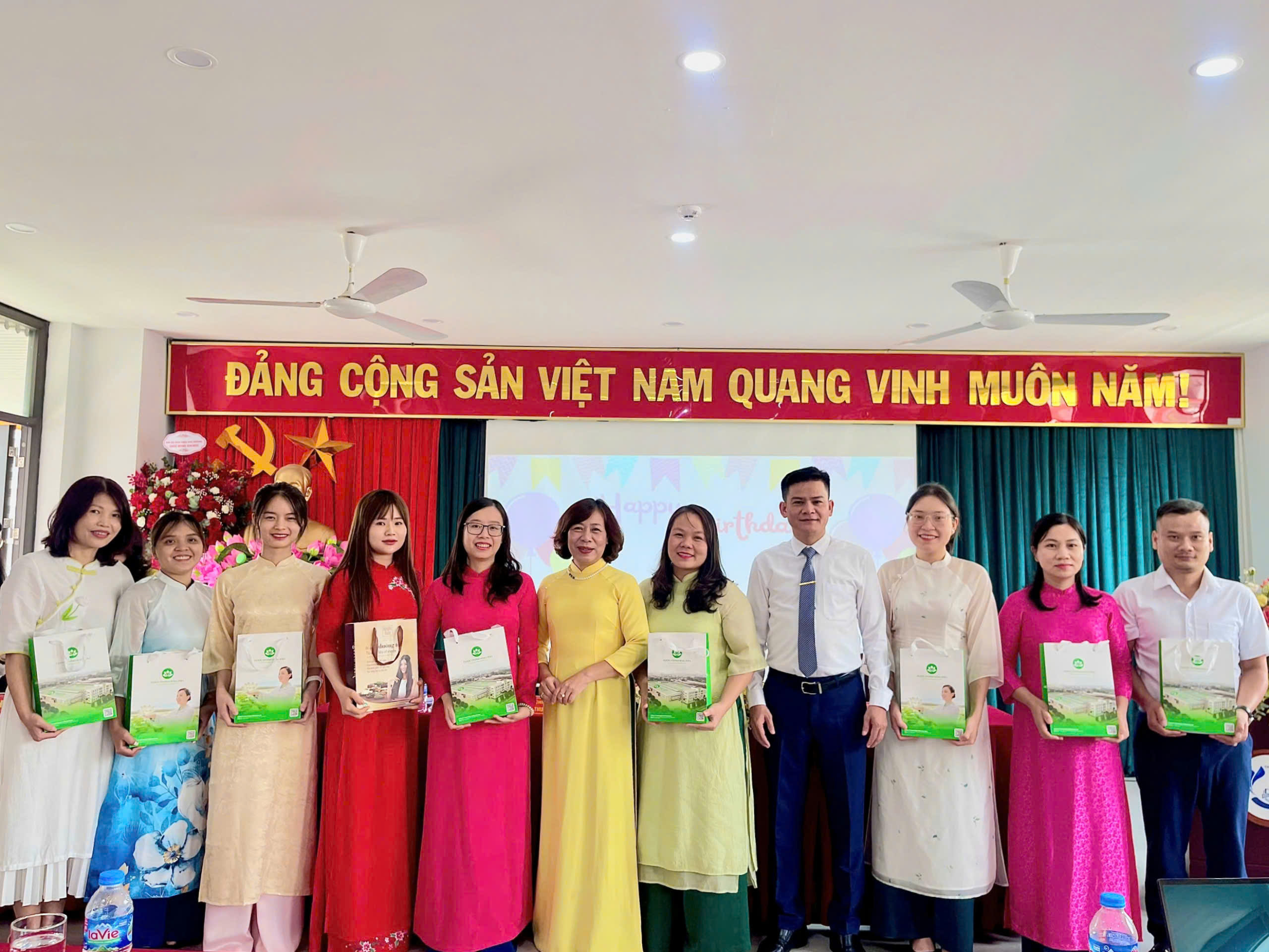 Trường TH Trần Duy Hưng, Hà Nội lựa chọn các thương hiệu Hoa Linh làm quà tặng cho cán bộ nhân viên.