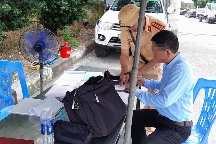 Lực lượng CSGT lập biên bản xử phạt với tài xế C. Ảnh: CACC