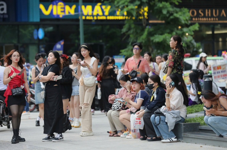 Xuất hiện tại live concert Anh trai vượt ngàn chông gai, khán giả nữ có sự đầu tư lớn về trang phục. Ngoài việc xem 32 anh tài trình diễn, khán giả chụp ảnh check-in, khoe ảnh lần đầu gặp nghệ sĩ của show Anh trai chông gai.