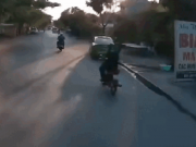 Tin tức trong ngày - Xe taxi mở cửa không quan sát, gây tai nạn khiến người đi xe máy tử vong ở Thái Bình
