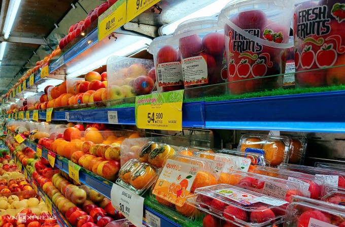 Táo và hồng giòn Trung Quốc được bán tại siêu thị Co.opmart trên đường Quang Trung, quận Gò Vấp, TP HCM. Ảnh: Thi Hà