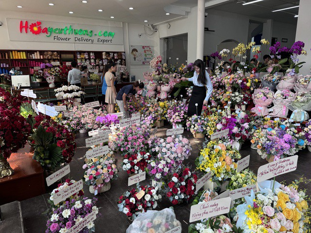 Đông đảo khách chọn mua hoa