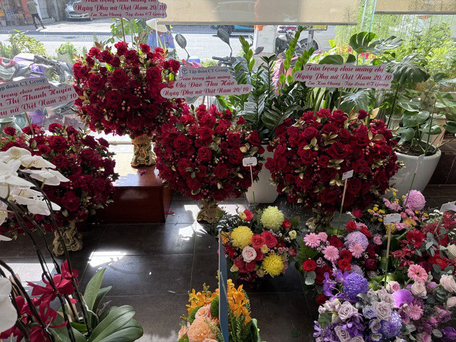 Chậu hoa hồng có giá 3 triệu đồng