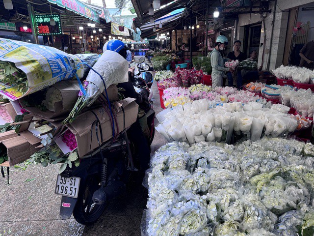 Khách mua hoa tại chợ hoa Hồ Thị Kỷ, TP HCM