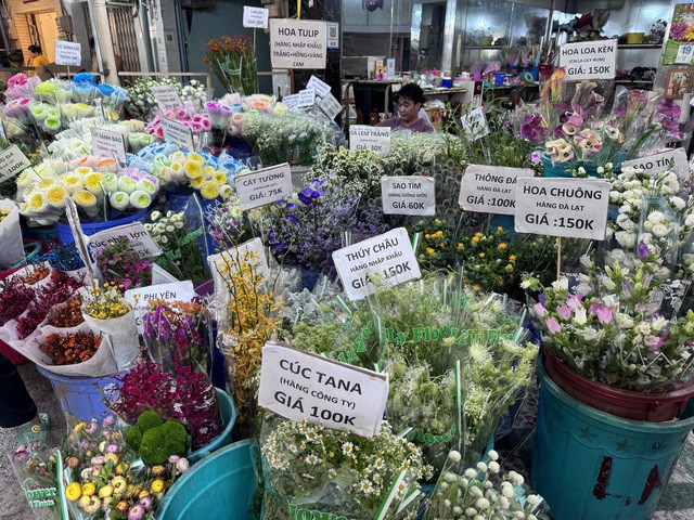 Hoa các loại tại chợ hoa Hồ Thị Kỷ, TP HCM