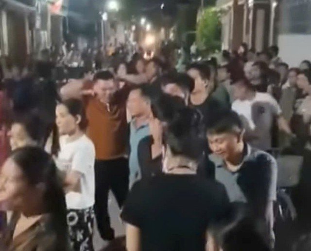 Hàng trăm người dân tập trung tại nhà bà H. để đòi tiền