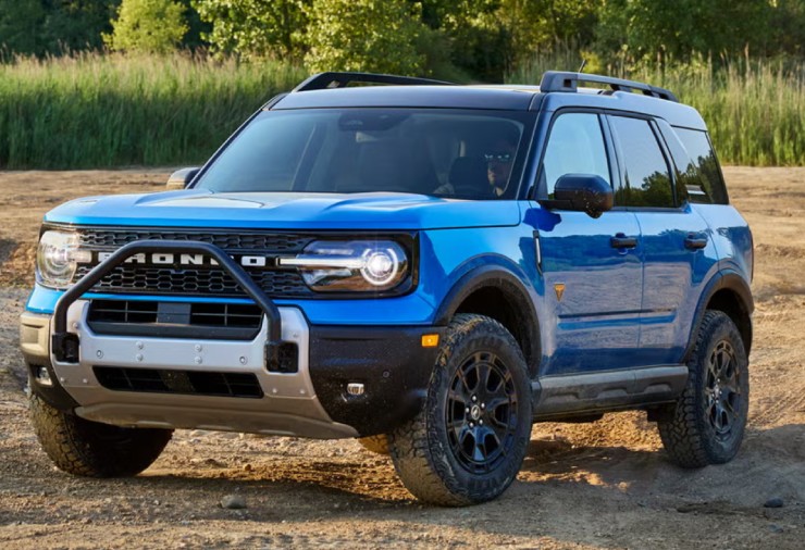 5. 2025 Ford Bronco Sport đem lại “hương vị” hấp dẫn của một mẫu xe SUV mang phong cách xe chạy đa địa hình (off-road). Điểm nổi bật của xe là tùy chọn động cơ tăng áp, các trang bị để đồ thực tiễn và một số phiên bản có khả năng chạy địa hình gồ ghề cực tốt. Khối động cơ tăng áp 3 xi lanh, cho công suất 181 mã lực giúp Bronco Sport mạnh mẽ hơn nhiều đối thủ cùng phân khúc.