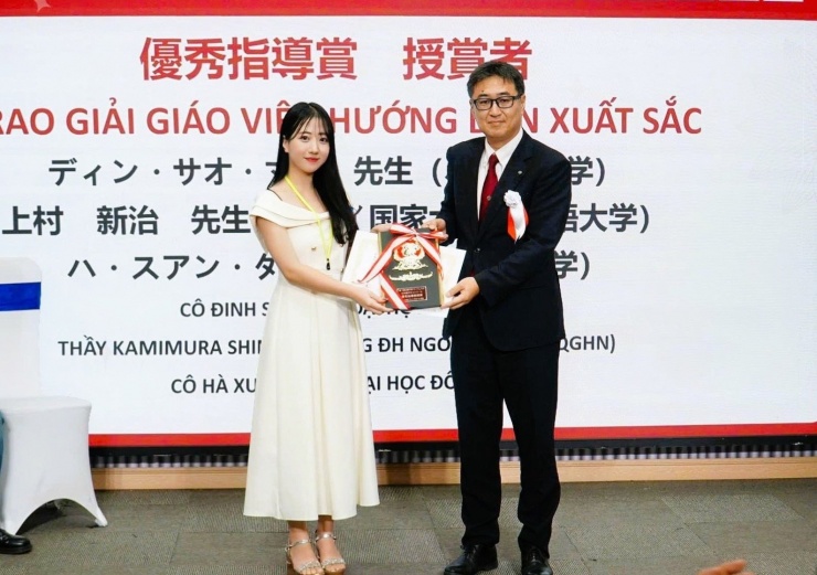 Cô Đinh Sao Mai nhận giải thưởng “Giáo viên hướng dẫn xuất sắc” từ ban tổ chức cuộc thi Viết luận tiếng Nhật cho người Việt.