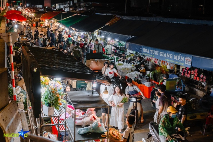 Chợ hoa Quảng Bá (đường Âu Cơ, quận Tây Hồ) là đầu mối cung cấp hoa tươi cho Hà Nội và các tỉnh lân cận. Đêm 19/10, chợ tấp nập với cảnh người mua, kẻ bán chen chúc, đông đúc gấp nhiều lần so với ngày thường.