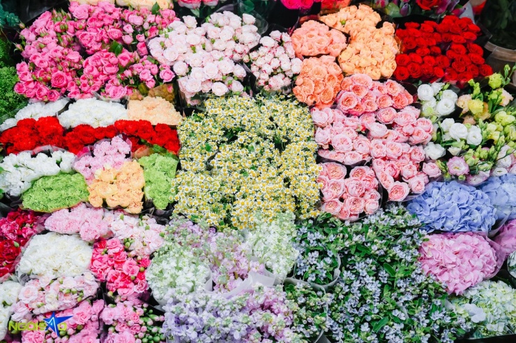 Nhiều mẫu hoa được cắm sẵn với đủ loại màu sắc và kiểu dáng, giúp khách hàng dễ dàng tìm thấy bó hoa ưng ý.