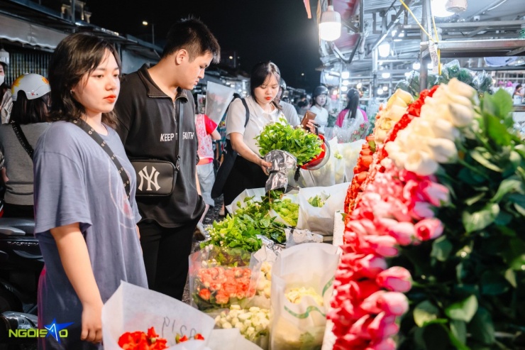 Tại đây, hoa được cung cấp với đủ chủng loại, được vận chuyển từ nhiều vùng trồng hoa nổi tiếng miền Bắc như Tây Tựu, Mê Linh, Đông Anh và Gia Lâm. Bên cạnh đó, một số loại hoa còn được chuyển từ Đà Lạt, Lâm Đồng, mang đến sự lựa chọn phong phú cho khách hàng.