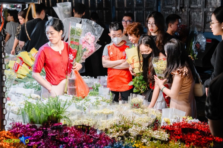 Theo khảo sát, hoa tulip giá từ 120.000-350.000 đồng, cao gấp ba lần so với mức giá thông thường. Hoa hồng Đà Lạt cũng ghi nhận mức tăng giá, với giá từ 120.000-150.000 đồng cho 20 bông. Đối với các loại hoa hồng ngoại, mức giá cao hơn, dao động từ 280.000-350.000 đồng cho 20 bông, tùy thuộc vào màu sắc. Bên cạnh đó, lẵng hoa hồng có giá từ 250.000-1.000.000 đồng, tùy theo kích cỡ và loại hoa.