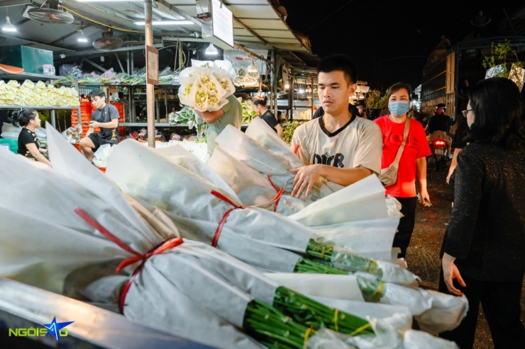 Các xe hàng chở đầy hoa tươi nối đuôi nhau vào chợ, đảm bảo nguồn cung dồi dào cho khách mua sắm trong dịp cao điểm này.