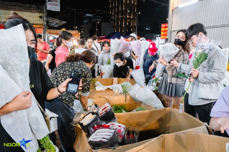 Tại một cửa hàng ngay lối ra vào cổng chợ, dòng người nườm nượp kéo về để chọn hoa. Nhân viên không ngừng bổ sung hoa, nhưng mỗi lần đều nhanh chóng hết hàng.