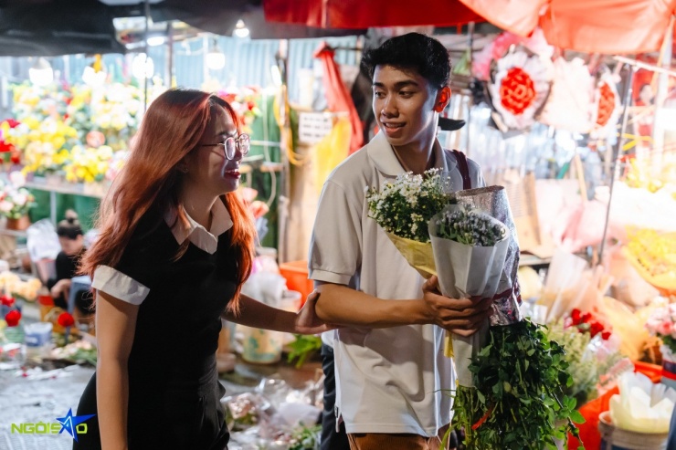 Sau gần một giờ dạo quanh chợ hoa, Lê Ngọc Khang (23 tuổi, quận Hai Bà Trưng) cùng người yêu đã lựa chọn hai bó hoa sao xanh và cúc họa mi để tặng mẹ bạn gái.