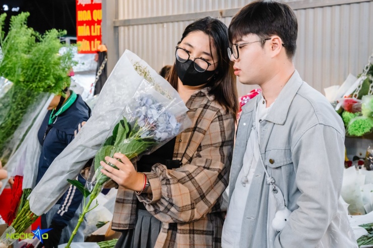 Đỗ Thị Thùy Linh đã di chuyển hơn 10 km từ quận Hoàng Mai đến đây để lựa chọn hoa baby với giá 120.000 đồng/bó. Cô cho biết, giá hoa hiện cao hơn từ 10.000-20.000 đồng so với trước. 'Ngoài hoa baby, tôi đang tìm mua hoa hồng nhưng vẫn chưa tìm được bó nào ưng ý. Tôi cần một bó nở đẹp và có cách cắm thật bắt mắt', cô chia sẻ.