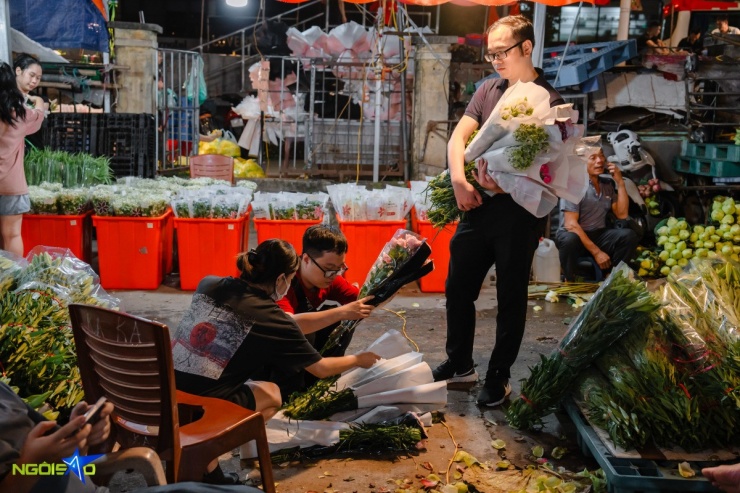 Anh Nguyễn Hoàng (quận Cầu Giấy) đã bước chân vào lĩnh vực kinh doanh hoa tươi gần hai năm, đặc biệt là trong các dịp lễ. Với kinh nghiệm của mình, anh cho biết việc lựa chọn hoa không chỉ dựa trên giá cả mà còn phải đảm bảo chất lượng, thiết kế đa dạng màu sắc, sẽ mang lại ấn tượng tốt hơn cho khách hàng.
