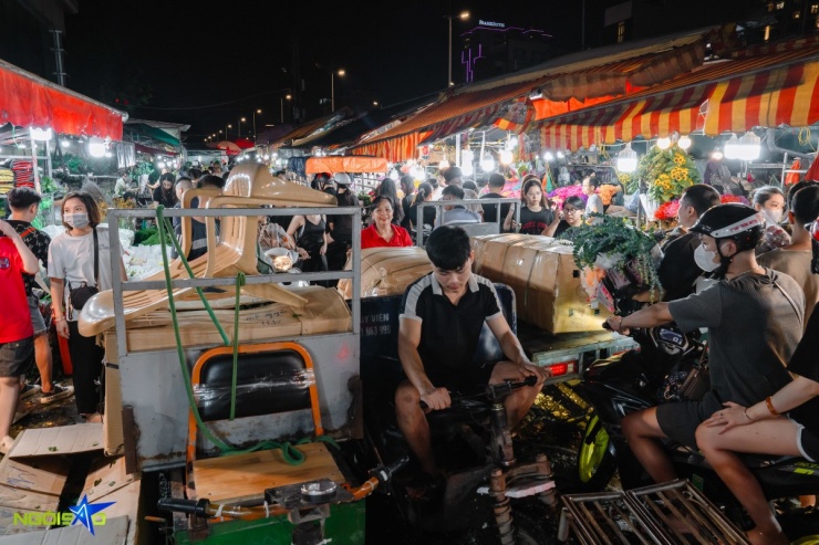 Càng gần về sáng, lượng người đổ về chợ ngày càng tăng, khiến các lối đi trở nên chật kín. Khách và người bán phải len lỏi qua từng khoảng trống nhỏ để di chuyển.