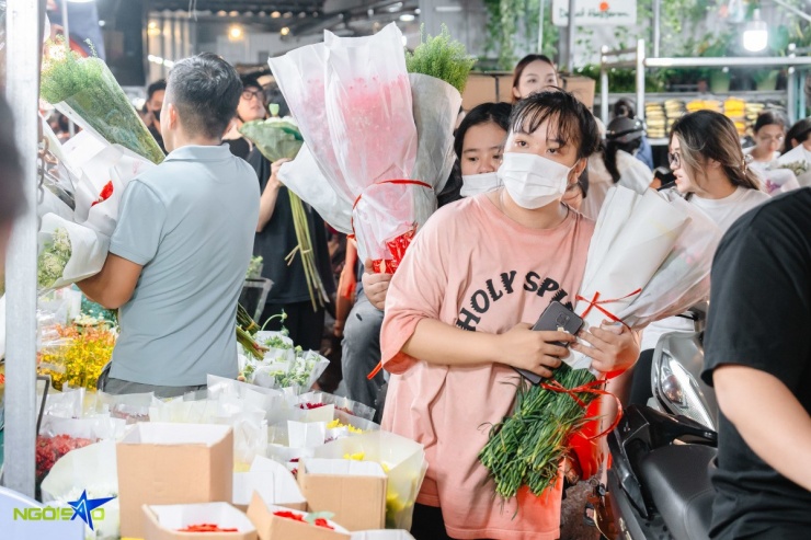Lối đi lại thường xuyên bị tắc nghẽn, khiến nhiều người phải chờ đợi lâu và gặp khó khăn trong việc lựa chọn bó hoa ưng ý.