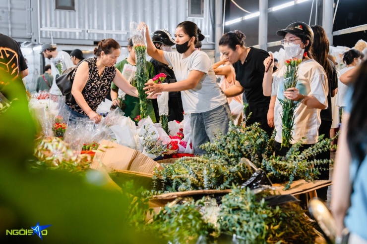 Không khí mua bán tại chợ vẫn tấp nập, nhộn nhịp lúc đêm muộn.