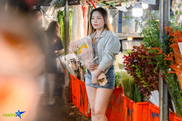 Lần đầu đến với chợ hoa, Nguyễn Thị Ngọc Trang (Mai Dịch, Cầu Giấy) bất ngờ trước khung cảnh náo nhiệt, đông đúc. Không khí vui tươi và màu sắc rực rỡ của hoa khiến Trang cảm thấy phấn khởi. 'Ngoài mua hoa về tặng mẹ dịp 20/10, bọn em còn mua thêm hoa để tổ chức sinh nhật cho một bạn trong nhóm', cô nói.