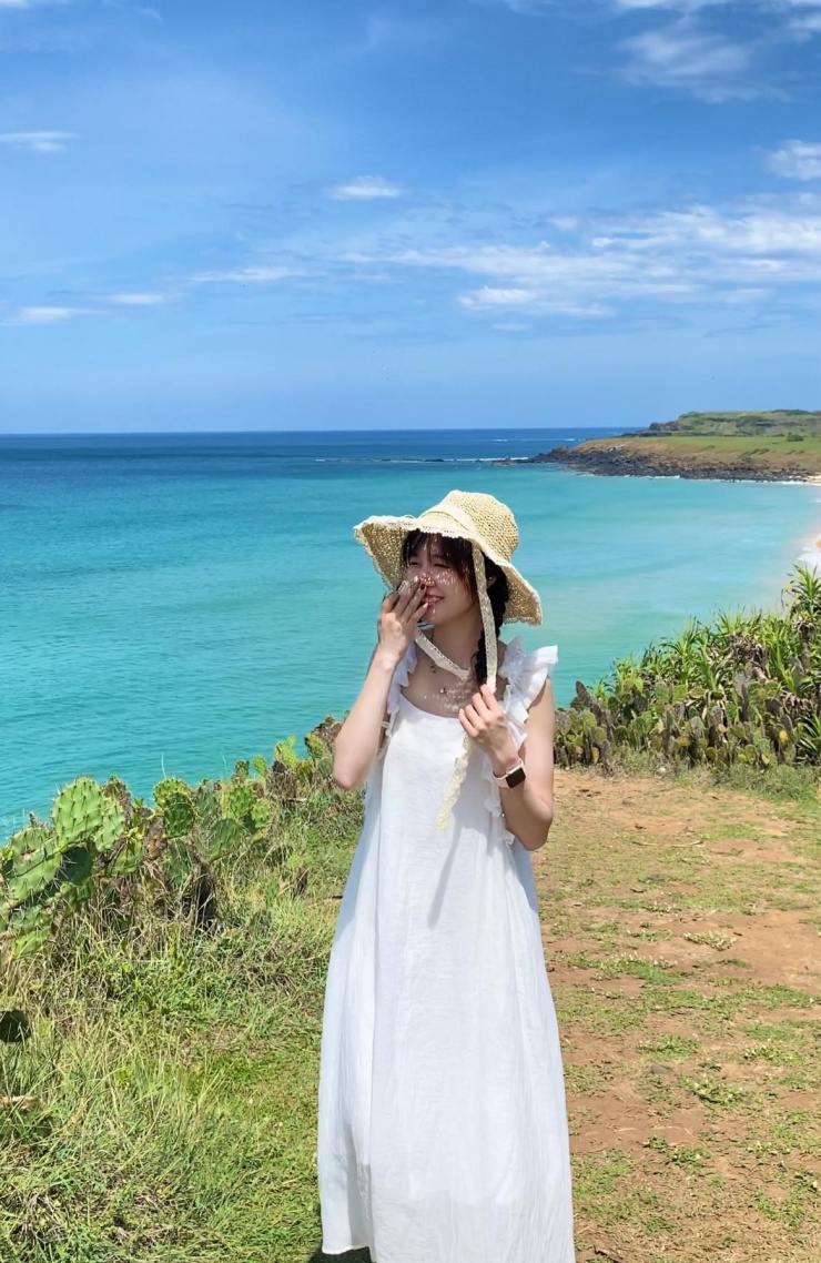 Trời xanh, mây trắng, nắng vàng.
