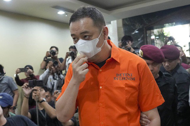 Lâm Cường bị đưa ra trước cuộc họp báo ở Indonesia