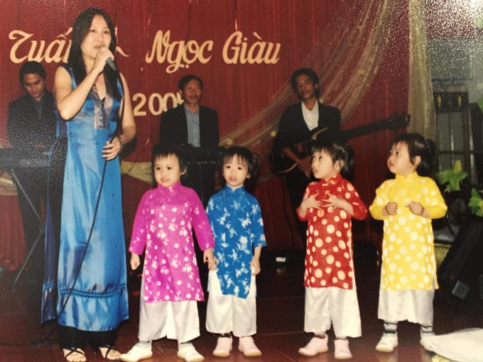 Mai, Lan, Trúc, Cúc lên sân khấu biểu diễn ca nhạc cùng mẹ năm 2005. Ảnh: Gia đình cung cấp