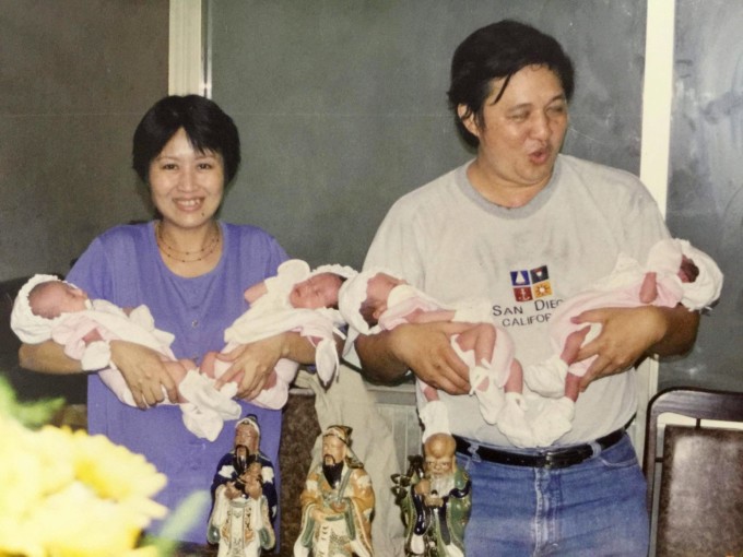 Vợ chồng ông Tấn, bà Linh trong lễ đầy tháng, mừng các con xuất viện tháng 11/2001. Ảnh: Gia đình cung cấp