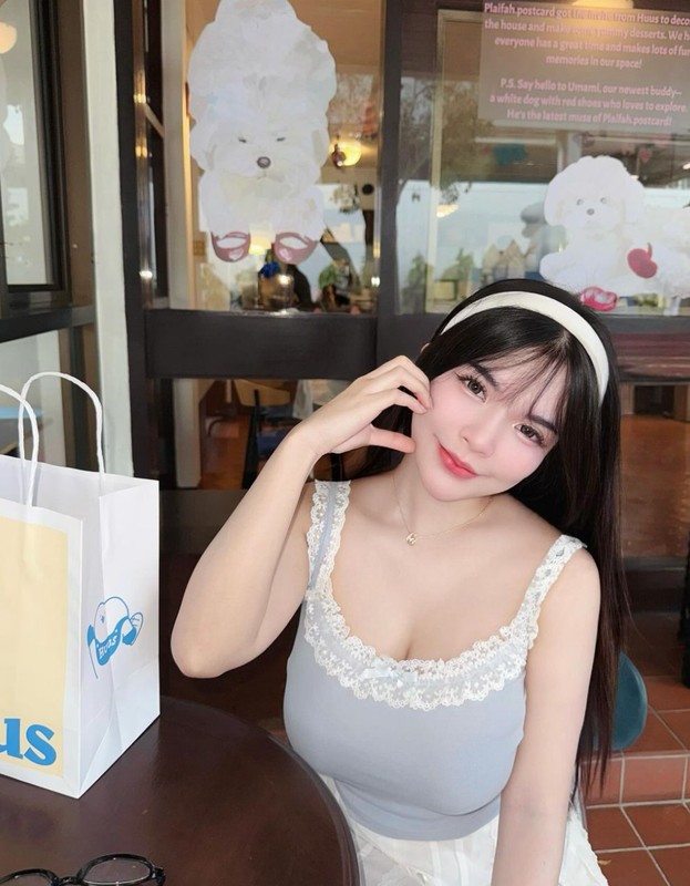 Hot girl sở hữu vòng 1 ngoại cỡ mặc như không gây chú ý - 2