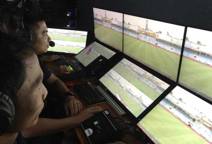 Các trọng tài V.League đôi khi đưa ra quyết định thiếu chính xác dù đã có sự hỗ trợ từ công nghệ VAR.