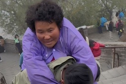 Bạn trẻ - Cuộc sống - Bán nhà, cõng mẹ đi khắp đất nước