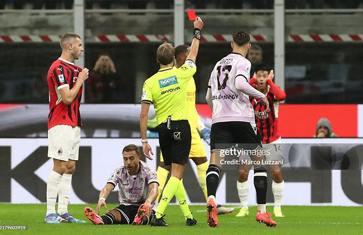 Reijnders bên phía Udinese nhận thẻ đỏ trực tiếp từ trọng tài