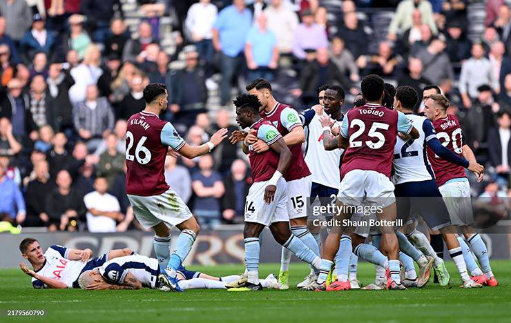 Tiền đạo Mohammed Kudus tạo ra cuộc ẩu đả trên sân Tottenham