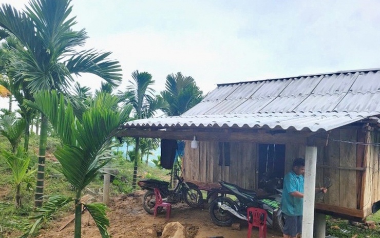 Thậm chí, một số hộ đầu tư tiền đổ trụ bê tông, dựng nhà ngay tại vườn để canh giữ cau tươi. Ảnh: Dân Việt