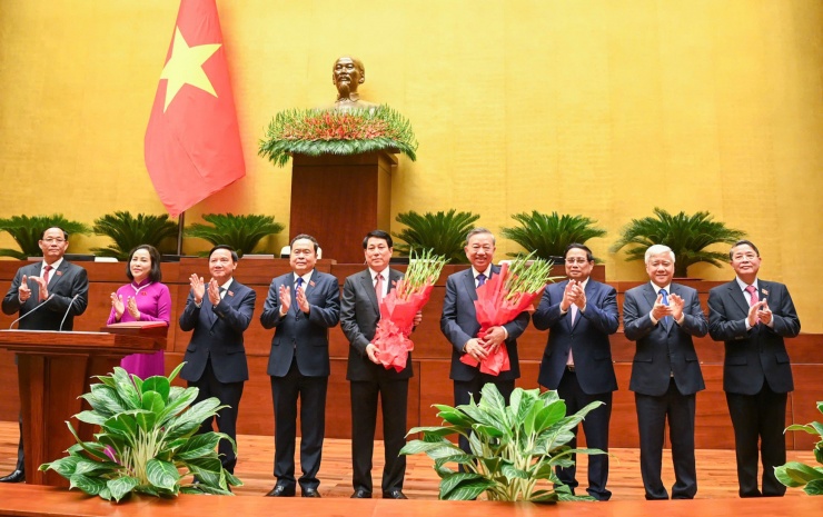 Lãnh đạo Đảng, Nhà nước tặng hoa chúc mừng Chủ tịch nước Lương Cường và Tổng Bí thư Tô Lâm. Ảnh: Như Ý