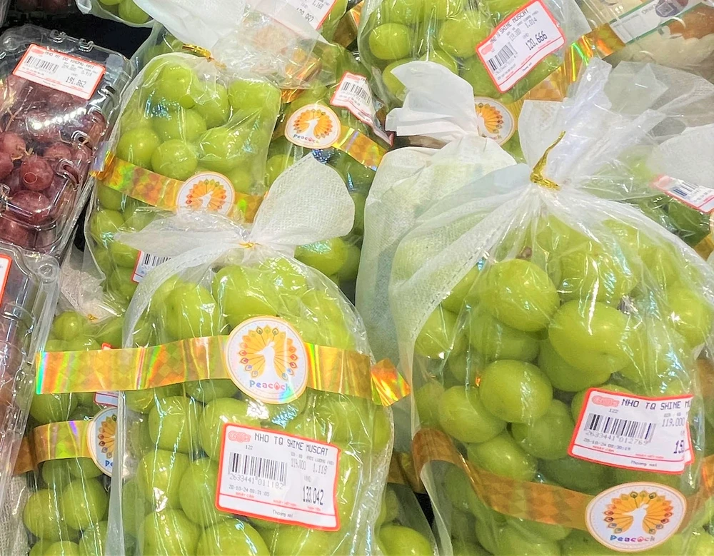 Nho mẫu đơn Trung Quốc bán ở siêu thị niêm yết giá 119.000 đồng/kg. Ảnh: TÚ UYÊN